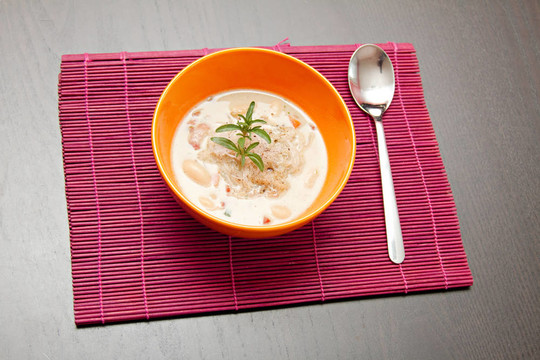 在一個橘子碗鮮扁豆湯