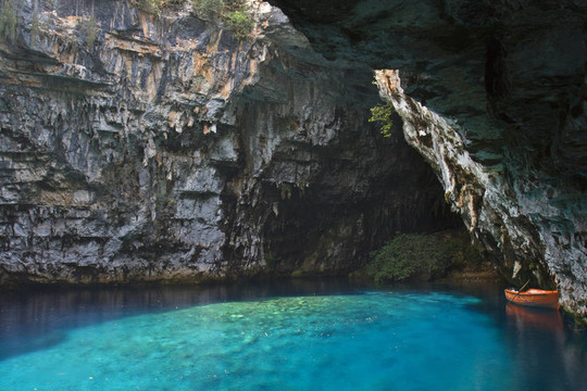 在Kefalonia melissani湖沼洞穴