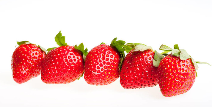 白色背景草莓。