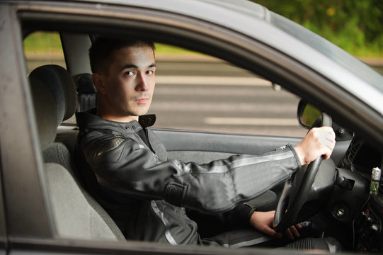 英俊青年駕駛汽車肖像