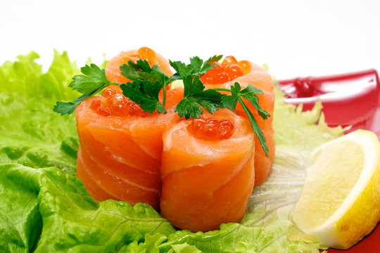 鮭魚(yú)和紅魚(yú)子醬輥