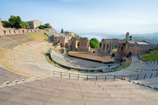古代競技場Teatro Greco；陶爾米納