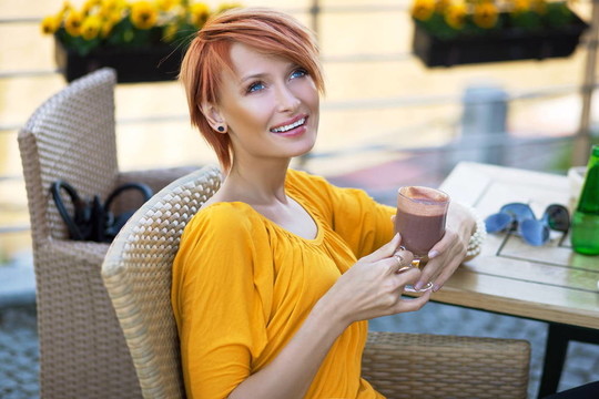 一位美丽的女士喝下午茶的画像