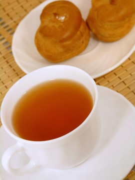 用奶油和一杯茶釀造美味的蛋糕