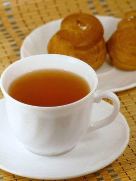 用奶油和一杯茶釀造美味的蛋糕