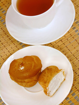 用奶油和一杯茶釀造美味的蛋糕