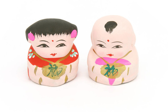 中國(guó)傳統(tǒng)的男孩和女孩雕像