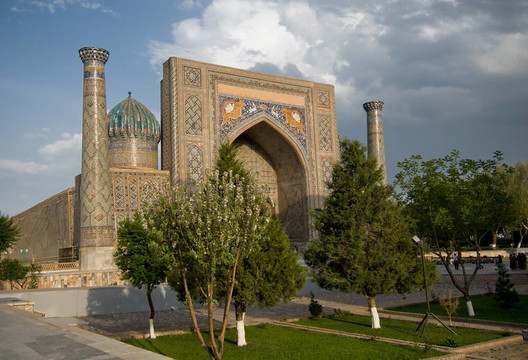 高聳的Registan；撒馬爾罕；烏茲別克斯坦