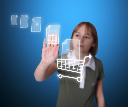 網(wǎng)上購(gòu)買(mǎi)多媒體物品的女孩