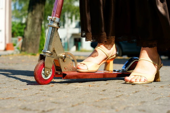 女子腳騎摩托車