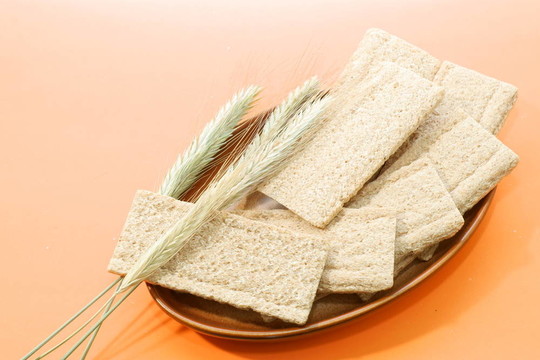 面包和玉米；小麥