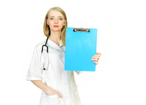 年輕的女人doctorshowing空簽空白剪貼板文本復(fù)制空間。