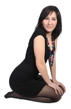 穿黑衣服的女孩；孤立的