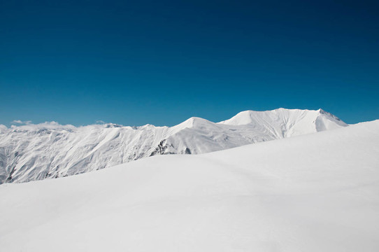 在冬天的雪下的高山