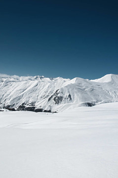 在冬天的雪下的高山