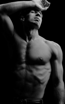 男性時(shí)尚鏡頭；肌肉發(fā)達(dá)的男人