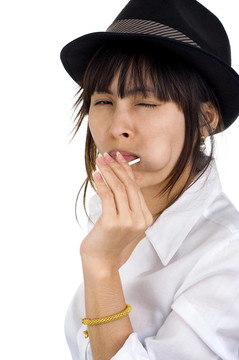用棒棒糖的年輕女子
