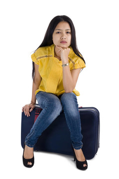 漂亮的女人坐在一個(gè)袋子里
