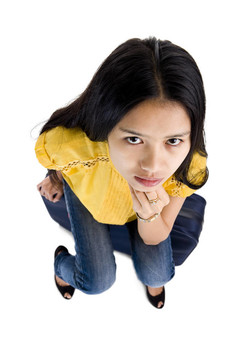 漂亮的女人坐在一個袋子里