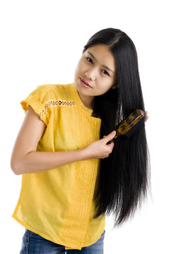 女人梳著她的頭發(fā)