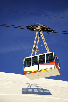 纜車在冬天在意大利阿爾卑斯山脈運(yùn)輸滑雪者