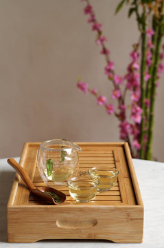 一種裝滿茶葉的木勺的中國(guó)茶具