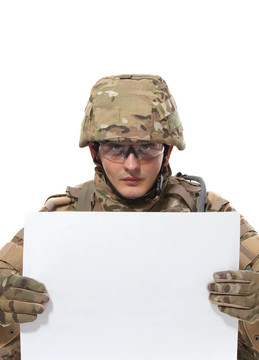 現(xiàn)代士兵拿著一張海報(bào)