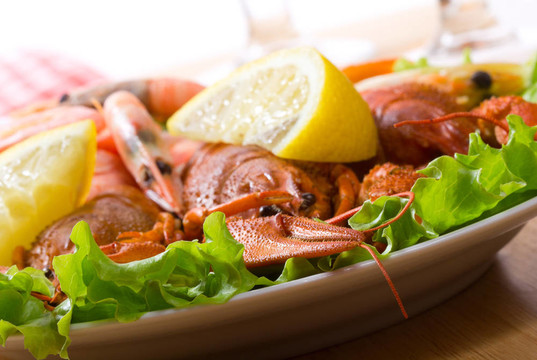 沙拉和檸檬crayfishs