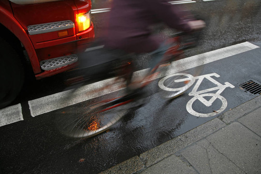 骑自行车的人在雨中