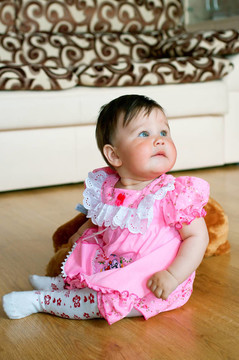 穿粉紅色衣服的嬰兒