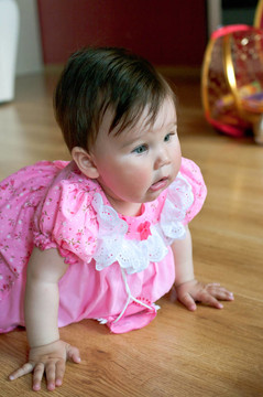 穿粉紅色衣服的嬰兒