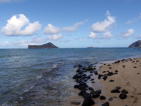 威瑪納諾海灘，海灘上的巖石在瓦胡島；夏威夷