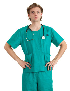 站在嚴肅的年輕男醫(yī)生用聽診器在綠色的制服