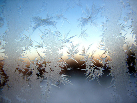 冬季窗上的雪紋