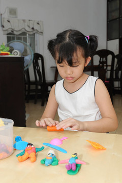 亞洲小孩玩面團(tuán)