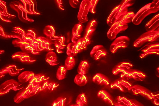 霓虹紅燈模糊
