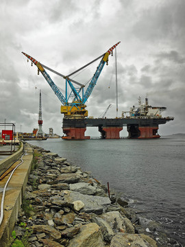 Saipem 7000是世界上最大的起重船。