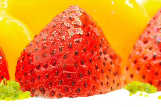 Strawberry和芒果在蛋糕上