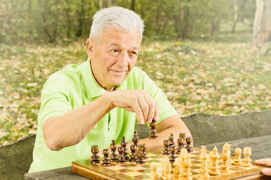 老人在公園里下棋