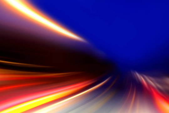 夜間道路上的加速運動