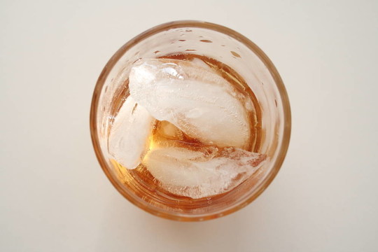 看著一杯酒