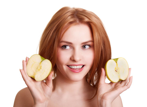 年轻快乐的微笑女人与两个苹果孤立在白色