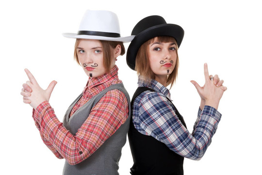 兩個女孩畫胡子