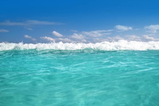 藍色綠松石加勒比海水泡沫