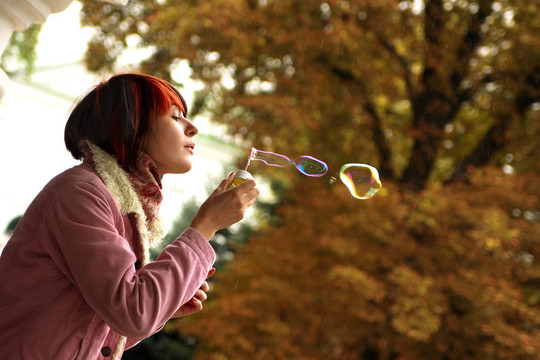 一個(gè)女孩在一個(gè)秋天的公園里