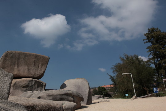 沙灘石頭藍(lán)天