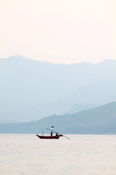 漁夫在海洋和山脊之間