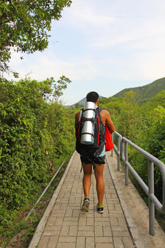 在山上徒步旅行的人