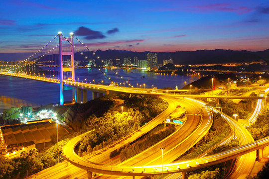 晚上在香港青馬大橋