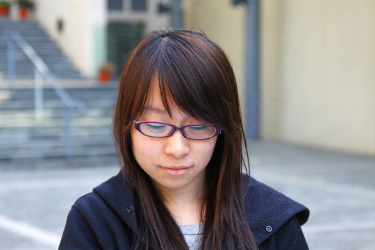 亞洲女孩在學(xué)校微笑